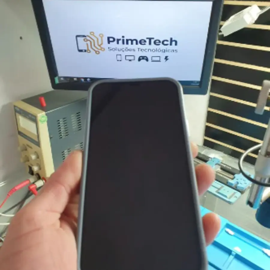 Celular sendo testado após o reparo