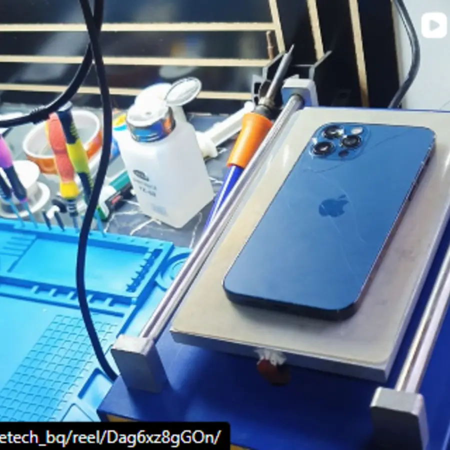 iPhone na bancada técnica da PrimeTech