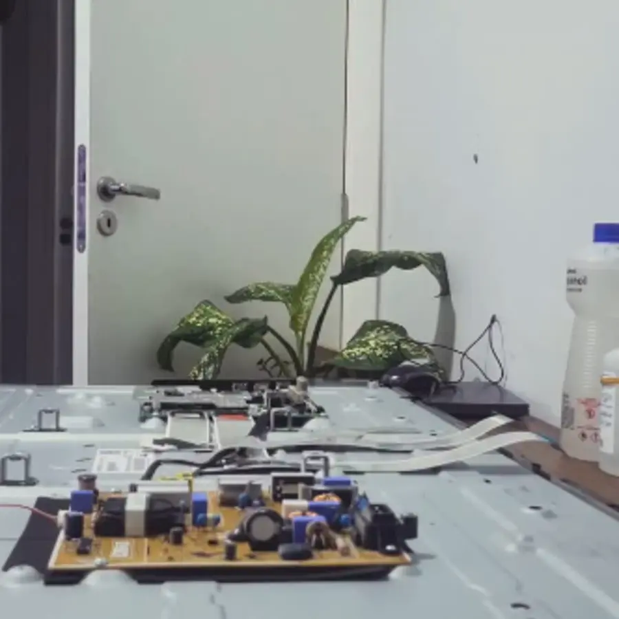 Televisor desmontado para manutenção